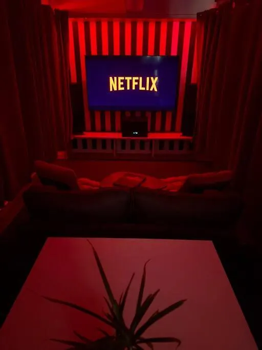 Experience Cinema Immersif Dans Renove Pres De Montmartre